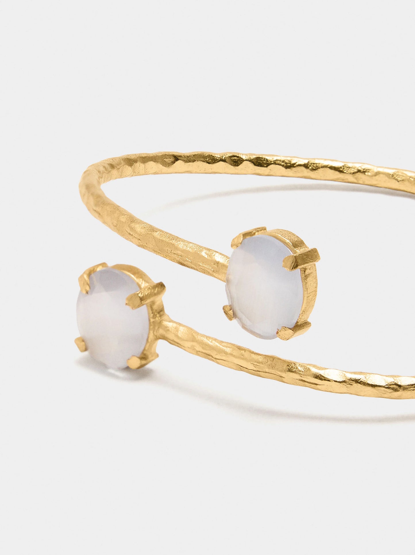 Pulsera cruzada con piedras