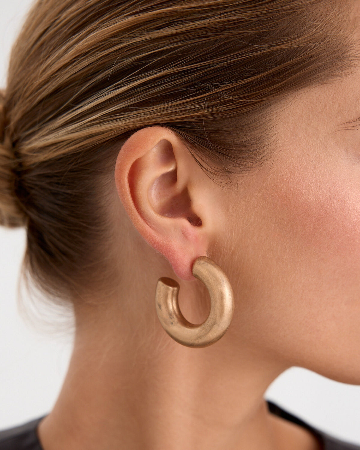 Detalle de pendientes Groove en oro amarillo mate