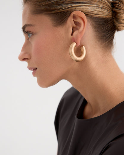 Pendientes Groove con acabado amarillo mate